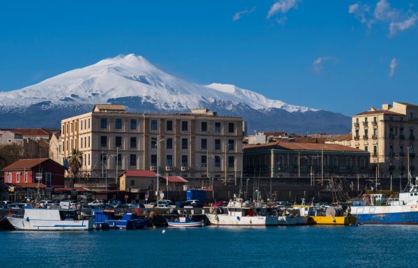 Découvrir catane : plages, histoire et etna